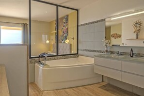 Badkar, hårtork och handdukar