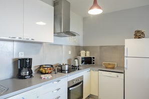Fridge, microwave, oven, stovetop