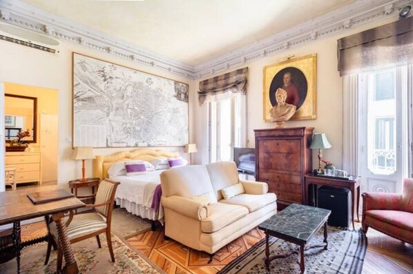 Printers - Spain at the Casa de Madrid - 2 balconies and joyous high ceilings. (Madrid)