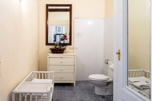 Shower, hair dryer, towels, soap - Spain at the Casa de Madrid - 2 balconies and joyous high ceilings. (Madrid)