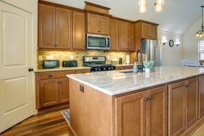 Fridge, microwave, stovetop, dishwasher
