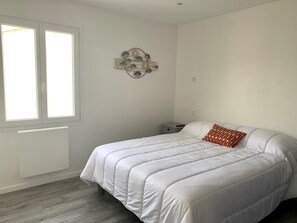 5 habitaciones, tabla de planchar con plancha, cuna de viaje y internet 