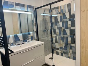 Shower, hair dryer - Villa SAINT MART (11 rue de la Réunion, Saint Martin) (Saint-Martin-de-Ré)