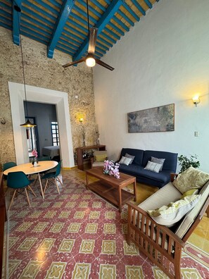 Interior - Casita de la 12 5 min a centro Campeche ideal para 2 ó 3 personas Cocina con estufa de inducción, microondas y refrigerador (Barrio de San Román)