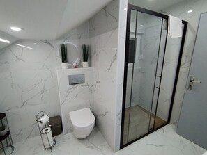 Secador de cabelo, toalhas de banho, sabonete, shampoo