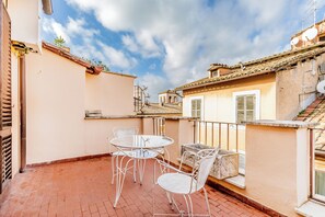 Outdoor dining - Coronari Apartment With Private Terrace and View (Roma)