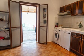 Fridge, microwave, stovetop, dishwasher - Holiday Apartment "Villa Wanda" with Sea View, Private Terrace & Wi-Fi (Alghero)