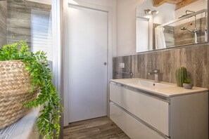 Regadera, secadora de cabello, toallas