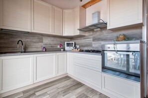 Een koelkast, een magnetron, een oven, een kookplaat