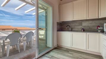 Frigorifero, microonde, forno, piano cottura