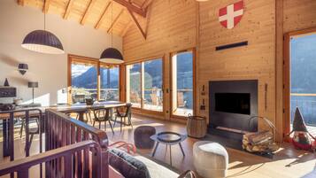 Televisie en een open haard