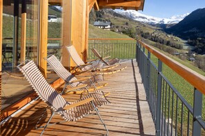 Property grounds - Chalet 'Les Galetas Du Mont Blanc' with Private Terrace, Balcony and Wi-Fi (HAUTELUCE)