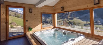 Chalet 'Les Galetas Du Mont Blanc' with Private Terrace, Balcony and Wi-Fi
