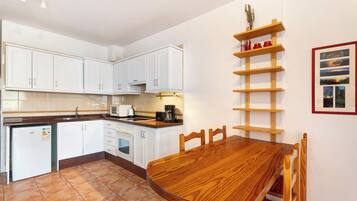 Een koelkast, een magnetron, een oven, een kookplaat