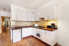 雪櫃、微波爐、焗爐、爐具