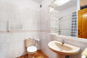 Douche, séchoir à cheveux, serviettes fournies