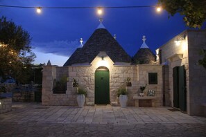 Exterior - Villa 'Trulli Orma' with Private Pool, Wi-Fi, and Air Conditioning (Locorotondo)