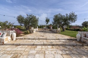 Outdoor dining - Villa 'Trulli Orma' with Private Pool, Wi-Fi, and Air Conditioning (Locorotondo)