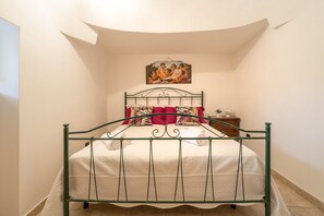 Room - Villa 'Trulli Orma' with Private Pool, Wi-Fi, and Air Conditioning (Locorotondo)