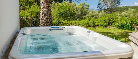 Outdoor spa tub