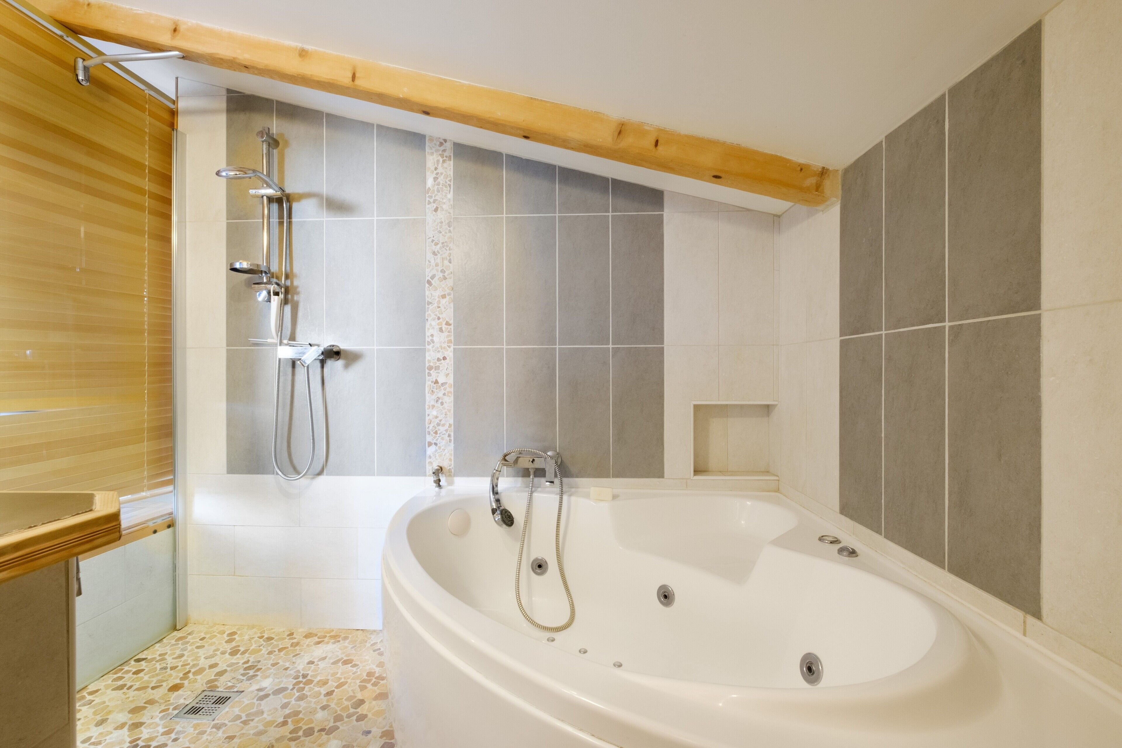 Baignoire, articles de toilette gratuits, sèche-cheveux