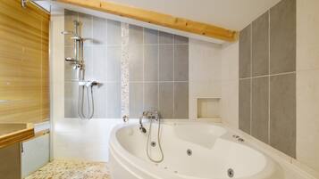 Baignoire, articles de toilette gratuits, sèche-cheveux