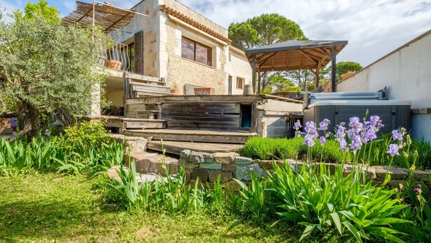 A rustic house with a stone facade, wooden steps, and a covered outdoor area. - Loft 50m² au calme avec vue splendide piscine (Les Adrets-de-l'Estérel)