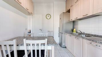 KylskÄp, mikrovÄgsugn, ugn och spishÀll