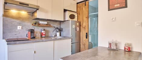 Kühlschrank, Mikrowelle, Herdplatte, Geschirrspüler