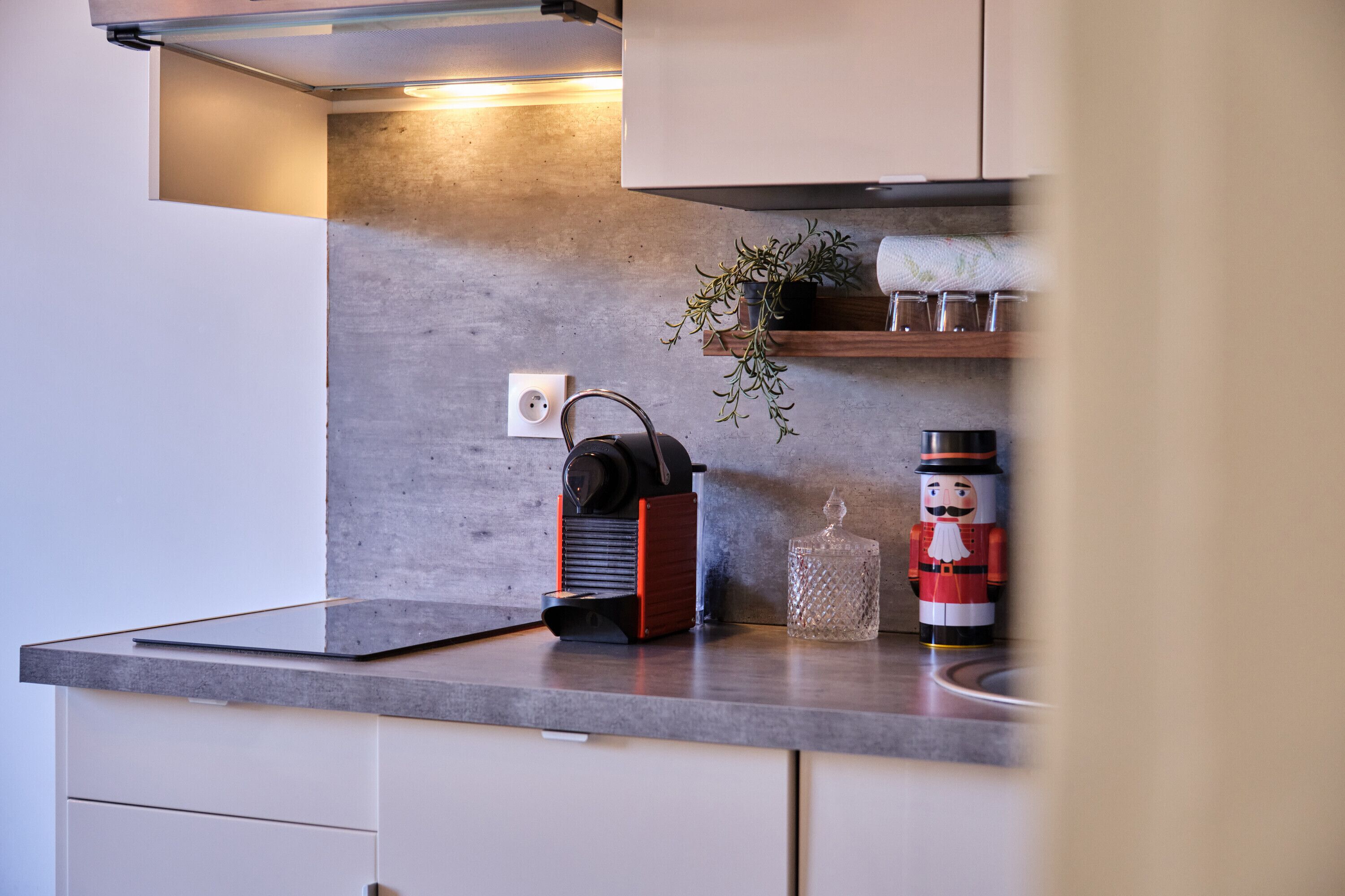 Geladeira, micro-ondas, cooktop, lava-louças