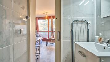 Douche, sèche-cheveux