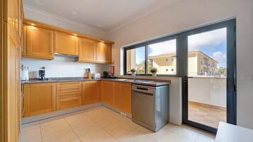 Frigorífic, microones, forn i placa de cuina