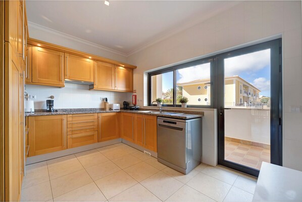 Køleskab, mikrobølgeovn, ovn, kogeplade