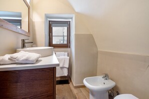 Shower, free toiletries, hair dryer, towels - Studio 'Le Volte' with Wi-Fi (Pisogne)