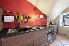 Frigorífico, microondas, horno y placa de cocina