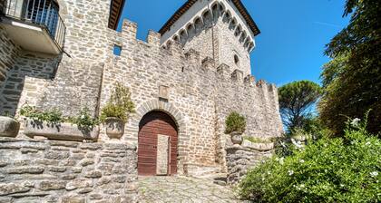 Villa 'Castello Di Magrano' mit privatem Pool, privater Terrasse und WLAN