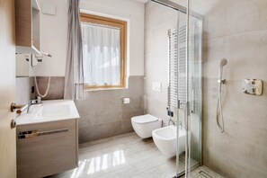 Een douche, een haardroger, handdoeken