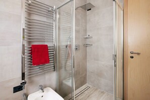 Douche, sĂšche-cheveux, serviettes fournies