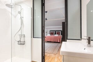 Douche, séchoir à cheveux, serviettes fournies, savon