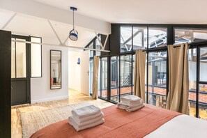 5 chambres, fer et planche à repasser, lit de bébé portatif