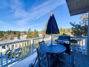 Outdoor dining - Entire Home between Big Bear and Arrowhead Lake in Arrowbear on top of a hill. (ARROWBEAR LAKE)