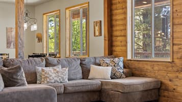 Smart TV, fireplace, DVD player, table tennis