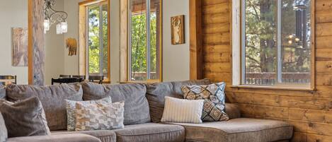 Älytelevisio, takka, DVD-soitin, pöytätennispöytä