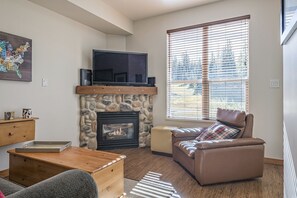 Smart-TV, Kamin, Bücher