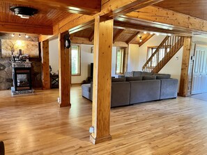 Interior - Rare Pearl Directly on the shore of Lac Chaud (La Macaza)