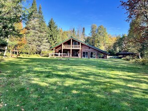 Exterior - Rare Pearl Directly on the shore of Lac Chaud (La Macaza)