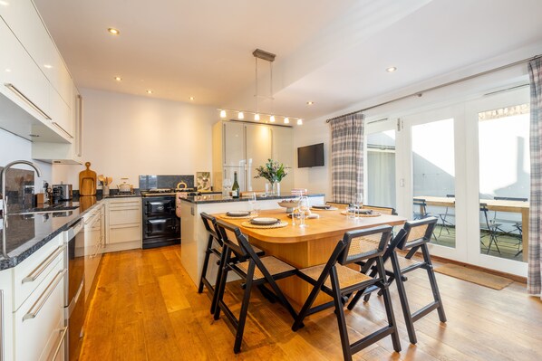 Fridge, microwave, oven, stovetop - 21 Scarcroft Road - a family break that sleeps 6 guests in 3 bedrooms (York)