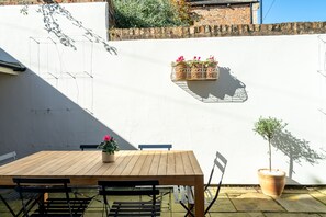 Outdoor dining - 21 Scarcroft Road - a family break that sleeps 6 guests in 3 bedrooms (York)