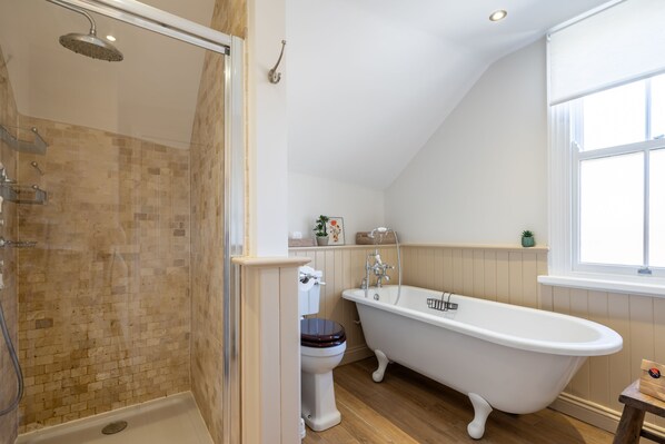 Ein Badezimmer mit Dusche, Toilette und Badewanne.