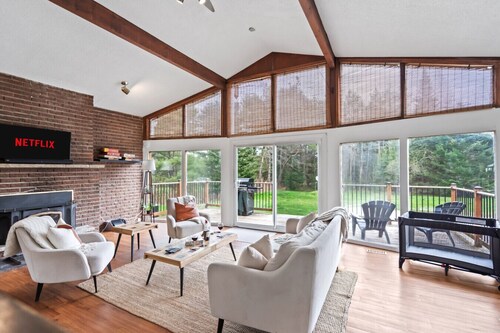 Spacious 4BR Cottage w DOME! Hot Tub, Sauna, Wifi!